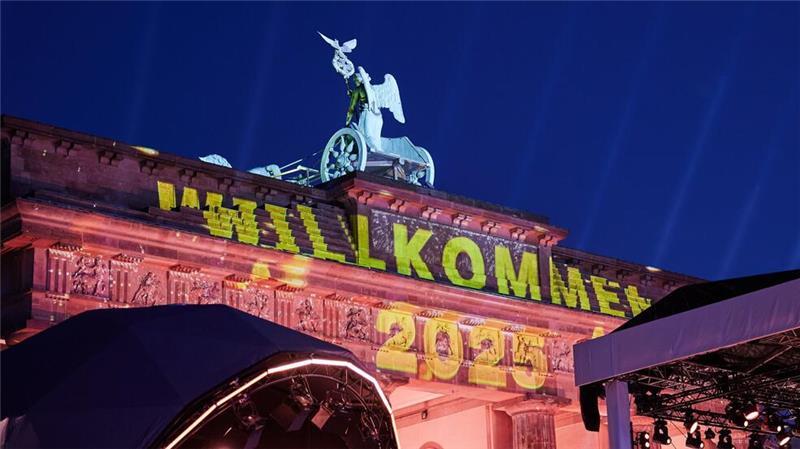 Warten auf das Jahr 2025 - Viele Länder haben schon gefeiert „Willkommen 2025“ steht bei der Probe zur ZDF-Show am Brandenburger Tor.