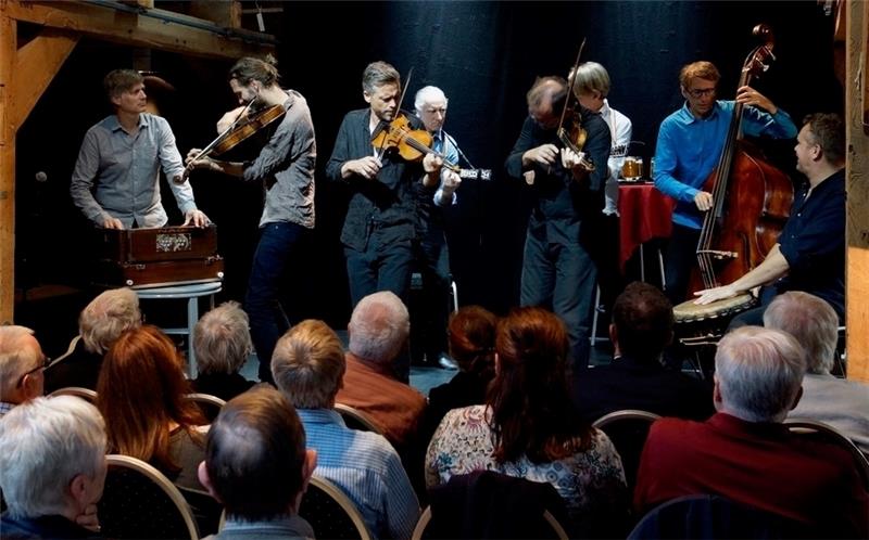 Willkommen im Alehouse, das am Sonntag im Kornspeicher geöffnet war: Die Musiker von Barokksolistene leben ihre Begeisterung für Musik. Foto Westerhaus