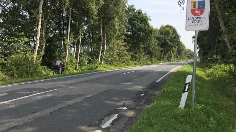 Nach tödlichem Unfall: Mutter kämpft für mehr Sicherheit an der B495 Willkommen im Landkreis Stade: Die B 495 führt von Osten nach Wischhafen.