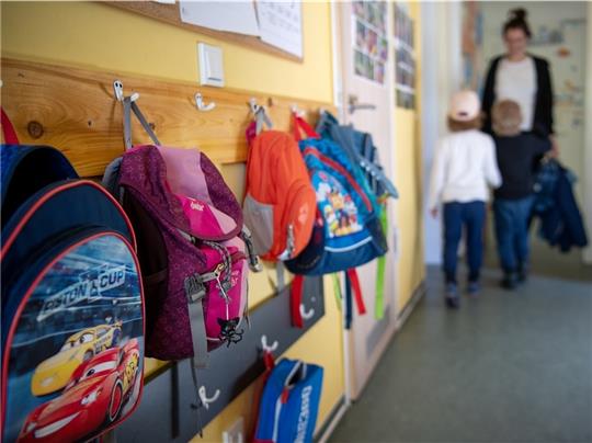 Willkommen in der Kita: Rucksäcke hängen am Haken, die Kinder werden begrüßt. Doch immer häufiger fehlt das Personal dafür. Foto: Skolimowska/dpa