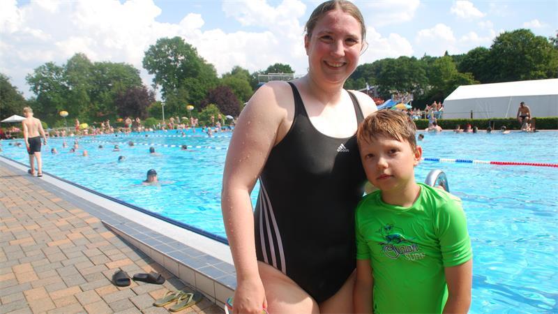 Willkommene Abkühlung: Christine und Noel Heise beim 24-Stunden-Schwimmen im Harsefelder Freibad.
