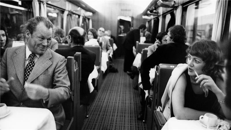 Willy Brandt im Speisewagen eines Sonderzuges während einer offiziellen Reise durch Deutschland, 1973.