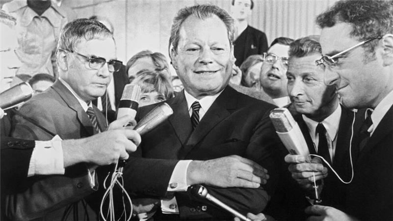 Vor 50 Jahren: Volljährigkeit mit 18 in der Bundesrepublik Willy Brandt stellte 1969 in seiner ersten Regierungserklärung die Absenkung des Volljährigkeitsalters in Aussicht. (Archivbild)