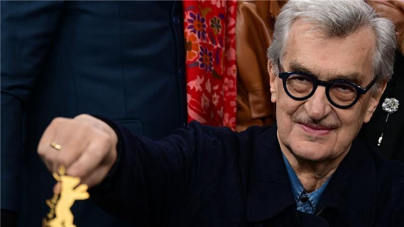 Wim Wenders, Vorsitzender der Jury der Berlinale, fasst während der Pressekonferenz der Internationalen Jury der Berlinale am Eröffnungstag im Pressezentrum einen Berlinale-Aufsteller an.