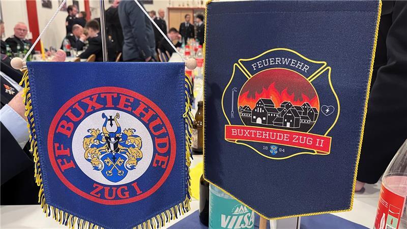 Buxtehude: Millionen fließen in den Feuerschutz Wimpel von Zug I und Zug II der Ortsfeuerwehr Buxtehude.