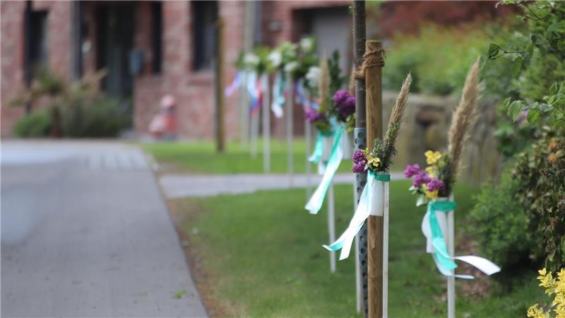Fahnen, Bier und Erdbeertorte: Burweg feiert gleich zwei Jubiläen Wimpelketten, Blumenschmuck oder Luftballons als 100 oder 125 - die Burweger haben ihre Straßen fürs Doppeljubiläum herausgesputzt.