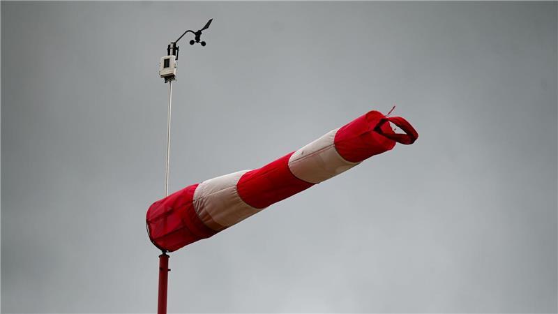 Wind-Regen-Mix mit vereinzelt Auflockerungen im Norden. (Symbolbild)