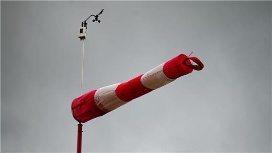 Wind-Regen-Mix mit vereinzelt Auflockerungen im Norden. (Symbolbild)