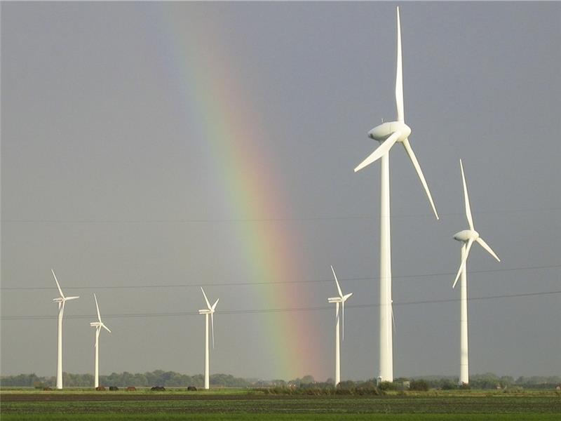 Windkraftanlagen mit Regenbogen bei Fredenbeck. Foto: Christian Schmidt