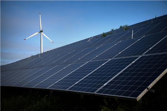 Windkraftanlagen und Photovoltaikanlagen sind zwei zentrale Bausteine bei der Klimawende. Foto: Sina Schuldt/dpa