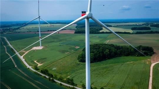 Windparks boomen: Zuletzt haben sich so viele Firmen wie noch nie für eine Förderung nach dem Erneuerbare-Energien-Gesetz (EEG) beworben.