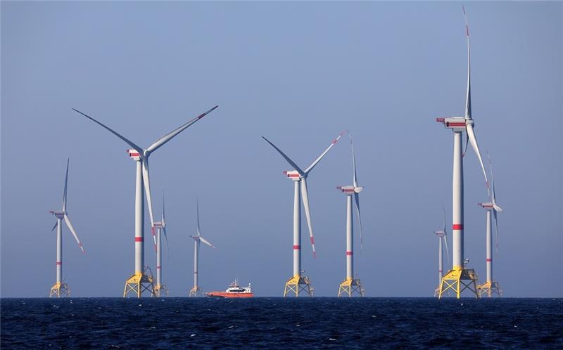 Windräder des Windparks "Wikinger" in der Ostsee vor Rügen drehen sich. Foto: Bernd Wüstneck/ZB/dpa