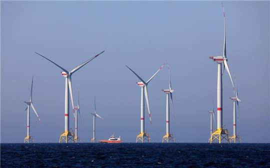 Windräder des Windparks "Wikinger" in der Ostsee vor Rügen drehen sich. Foto: Bernd Wüstneck/ZB/dpa