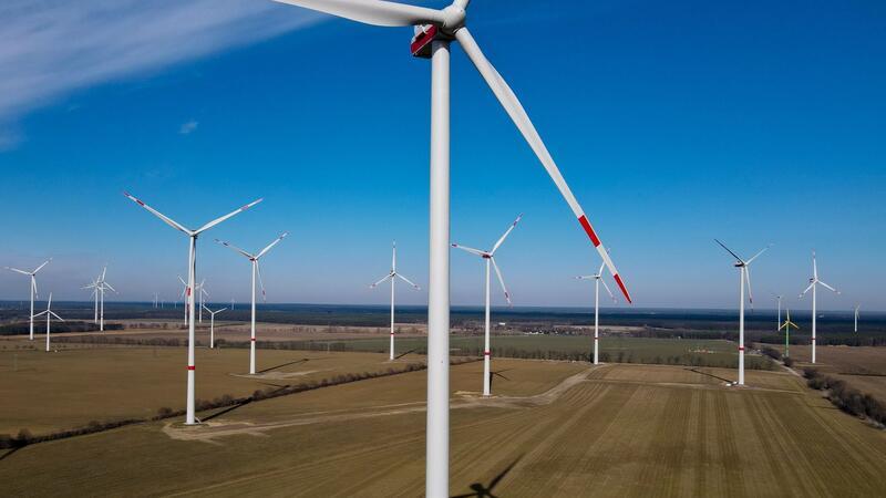 Drei Untätigkeitsklagen von Windkraftunternehmen beim OVG Windräder drehen sich in einem Windpark.