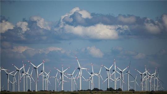 Windräder drehen sich in einem Windpark an der Nordsee.