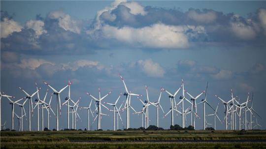 Windräder drehen sich in einem Windpark in Bordelum an der Nordsee.