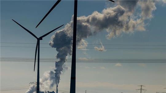 Windräder im Energiepark Bad Lauchstädt, eine Stromtrasse und qualmende Schornsteine in einem Industriegebiet.