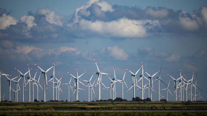 Windräder sollen künftig schneller gebaut werden Windräder sich in einem Windpark an der Nordsee bei Bordelum.