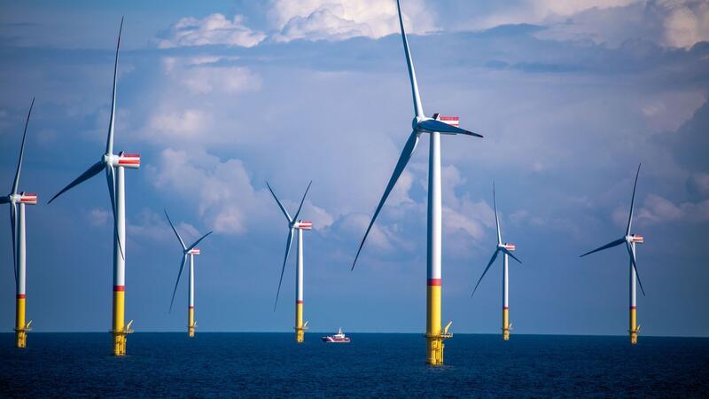 Windräder stehen zwischen den Inseln Rügen und Bornholm in der Ostsee.