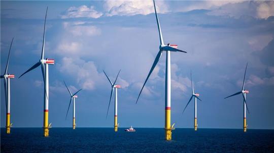Windräder stehen zwischen den Inseln Rügen und Bornholm in der Ostsee.