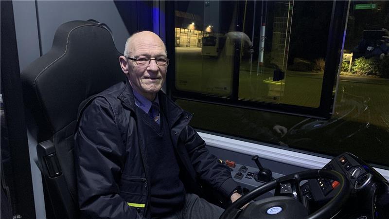 Winfried Bethke fühlt sich pudelwohl am Steuer des Wasserstoffbusses. Foto: Berlinke