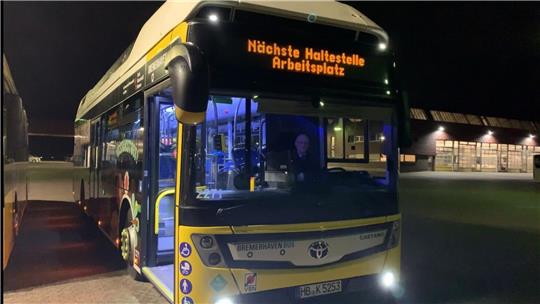 Winfried Bethke ist stolz darauf, die erste offizielle Fahrt des Wasserstoffbusses betreuen zu dürfen. Foto: Berlinke