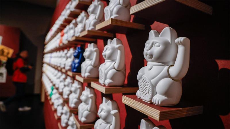 Von Kultkatzen bis Samtpfoten – Ein „Catwalk“ durchs Museum Winkekatzen begrüßen die Besucher.