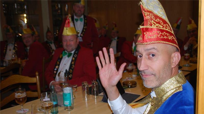 Helau im Auetal: Ahlerstedt hat ein neues Prinzenpaar Winkt zum Abschied: der scheidende Prinz Thomas Pergmann.