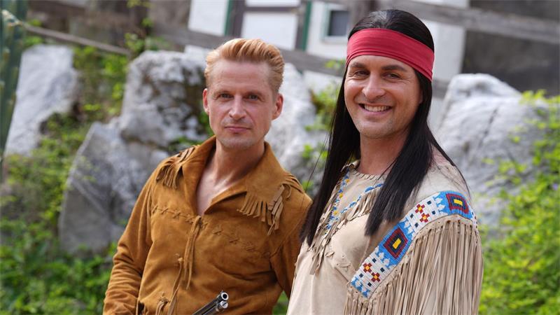 Winnetou und Old Shatterhand, gespielt von Alexander Klaws (r) und Bastian Semm (l), haben in diesem Sommer bereits mehr als 200.000 Zuschauer zu den Karl-May-Spielen nach Bad Segeberg gelockt. (Archivbild)