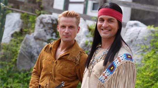 Winnetou und Old Shatterhand, gespielt von Alexander Klaws (r) und Bastian Semm (l), haben in diesem Sommer bereits mehr als 200.000 Zuschauer zu den Karl-May-Spielen nach Bad Segeberg gelockt. (Archivbild)