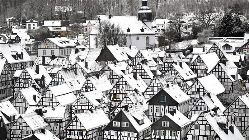 Winter-Wunderland: Schnee liegt auf den Dächern der historischen Altstadt von Freudenberg.