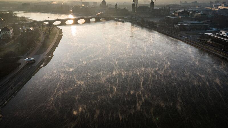 Bisher kälteste Nacht des Winters in Deutschland Winter in Dresden: Nebelschwaden ziehen bei Minustemperaturen über die Elbe.