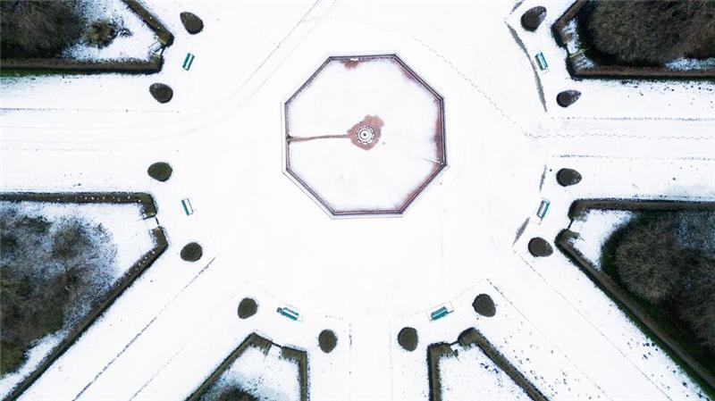 Winter in Niedersachsen: Die Aufnahme mit einer Drohne zeigt, dass der Schnee in den Herrenhäuser Gärten in Hannover ein Mandala gezeichnet hat.
