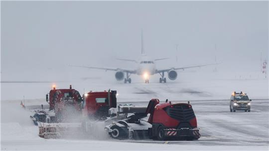 Winterdienst am Flughafen Hamburg