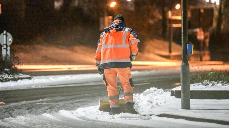 Glatteis und Schnee bringen Verkehr durcheinander Winterdienst in Aalen: Auch die Fußgängerwege werden von Schnee befreit.