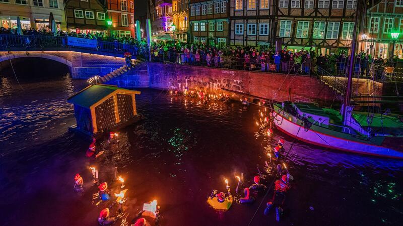 Stader Altstadt: Das sind die Attraktionen in der Adventszeit Winterfackelschwimmen der DLRG am Fischmarkt gehört zu den beliebten Attraktionen.