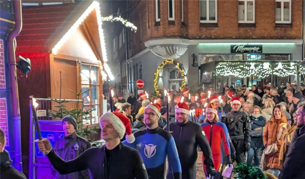 Winterfackelschwimmen der DLRG am Stader Fischmarkt.