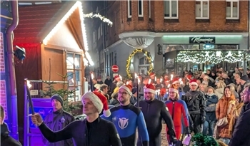 Winterfackelschwimmen der DLRG am Stader Fischmarkt.