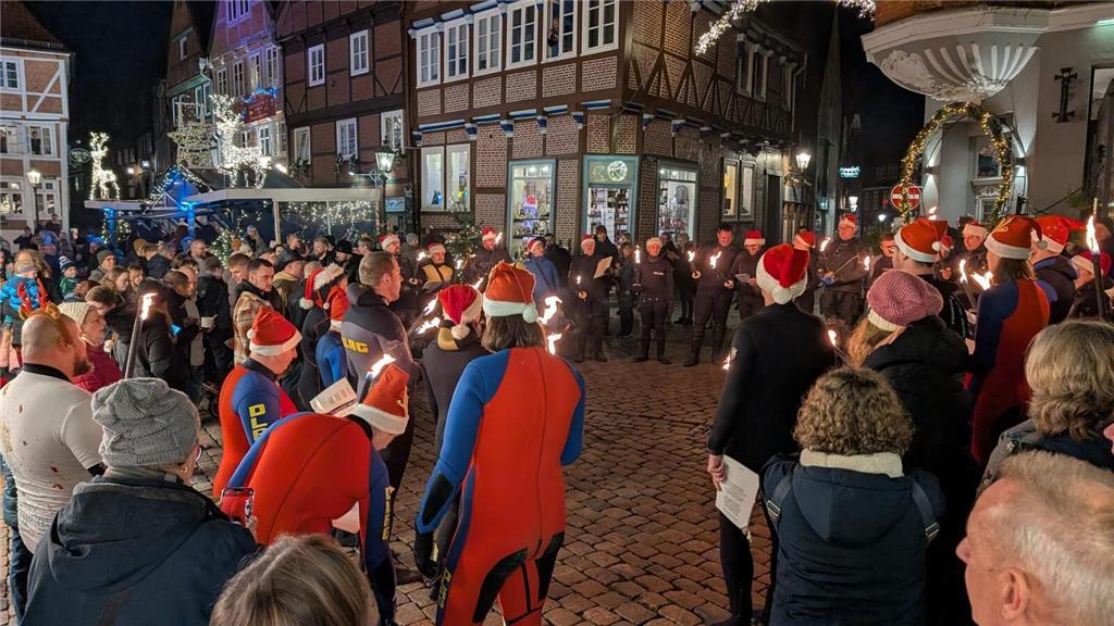 Winterfackelschwimmen der DLRG am Stader Fischmarkt.