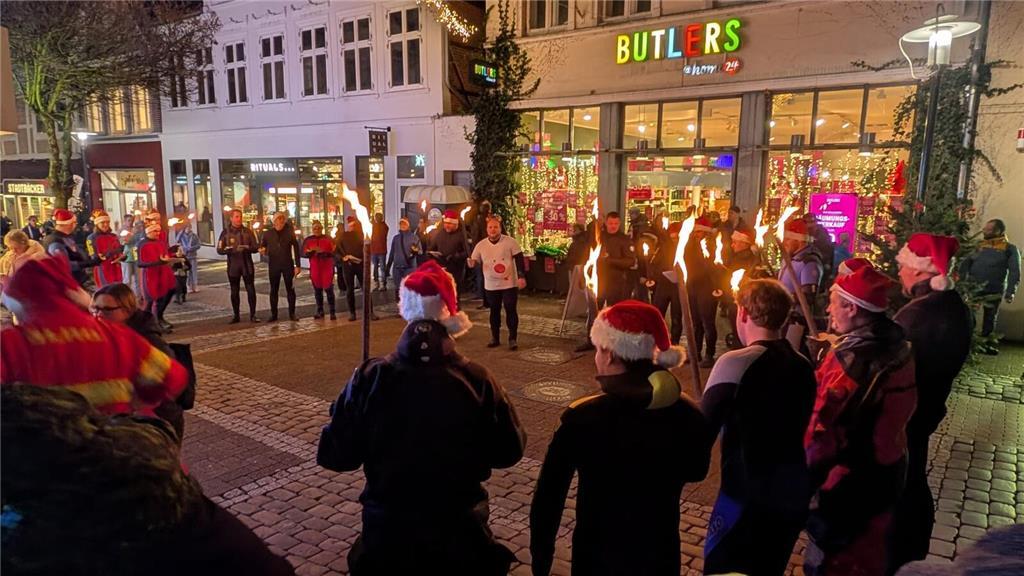Winterfackelschwimmen der DLRG am Stader Fischmarkt.