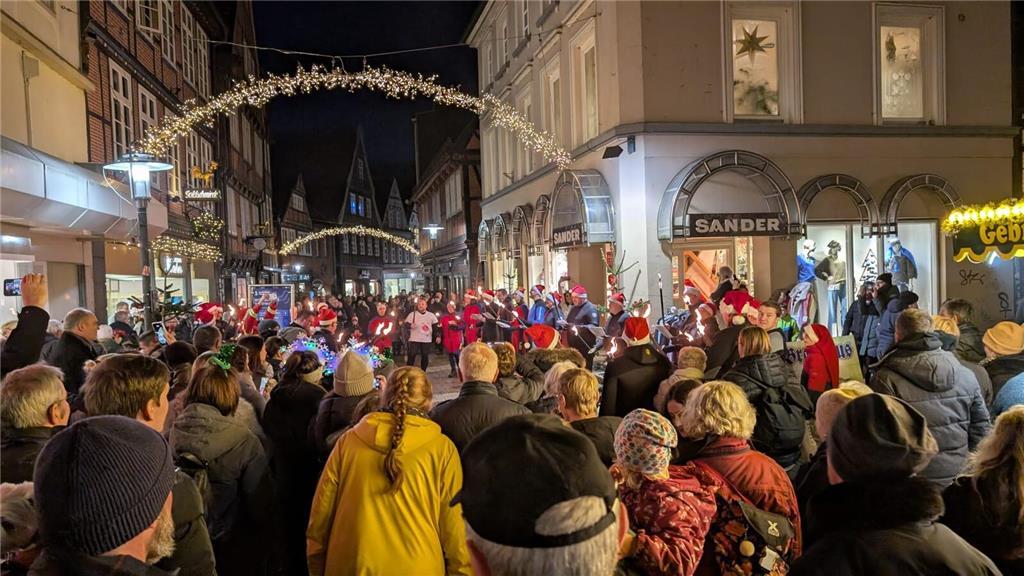 Winterfackelschwimmen der DLRG am Stader Fischmarkt.