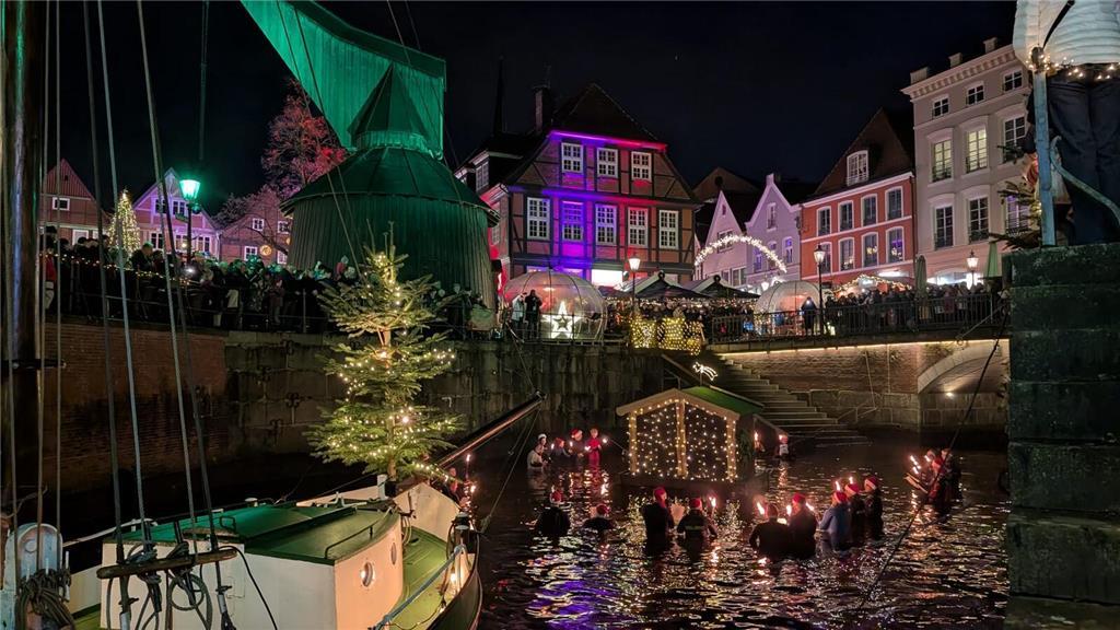 Winterfackelschwimmen der DLRG am Stader Fischmarkt.