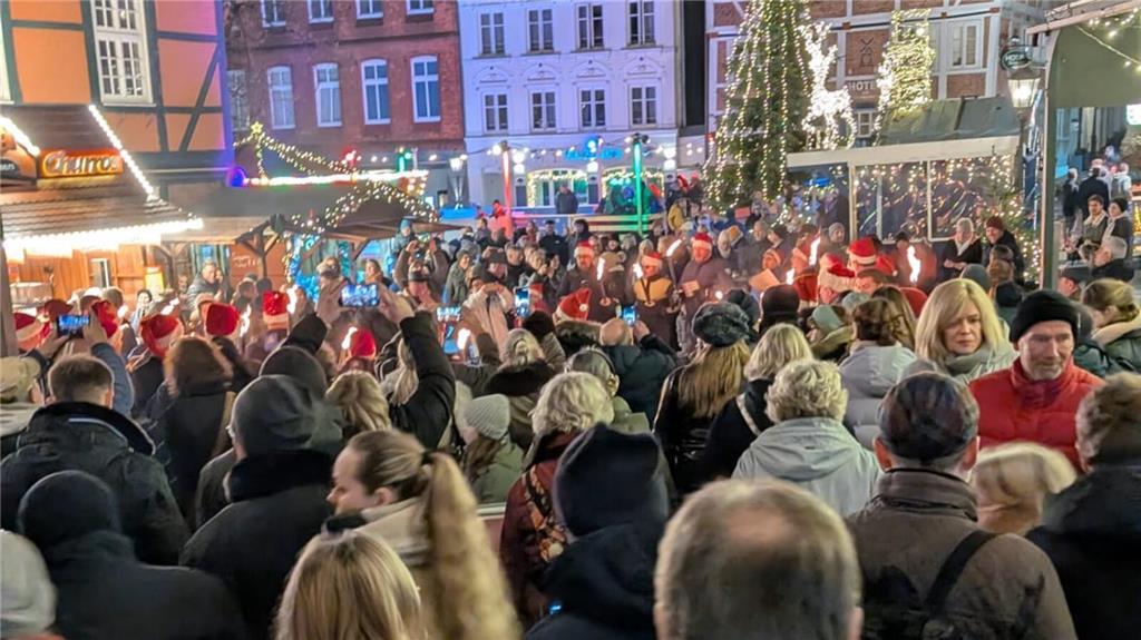 Winterfackelschwimmen der DLRG am Stader Fischmarkt.