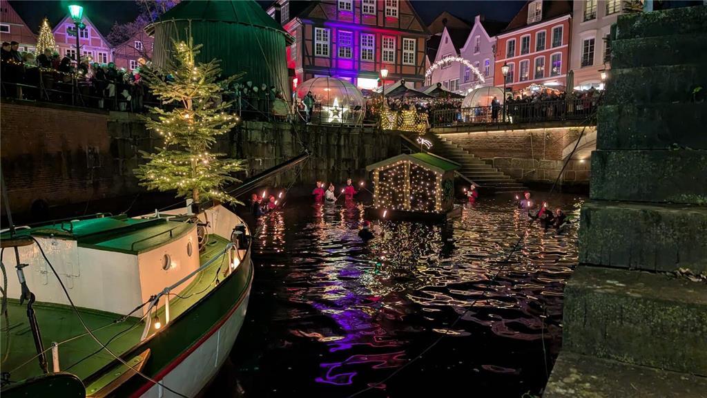 Winterfackelschwimmen der DLRG am Stader Fischmarkt.