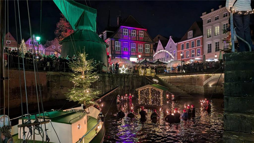 Winterfackelschwimmen der DLRG am Stader Fischmarkt.