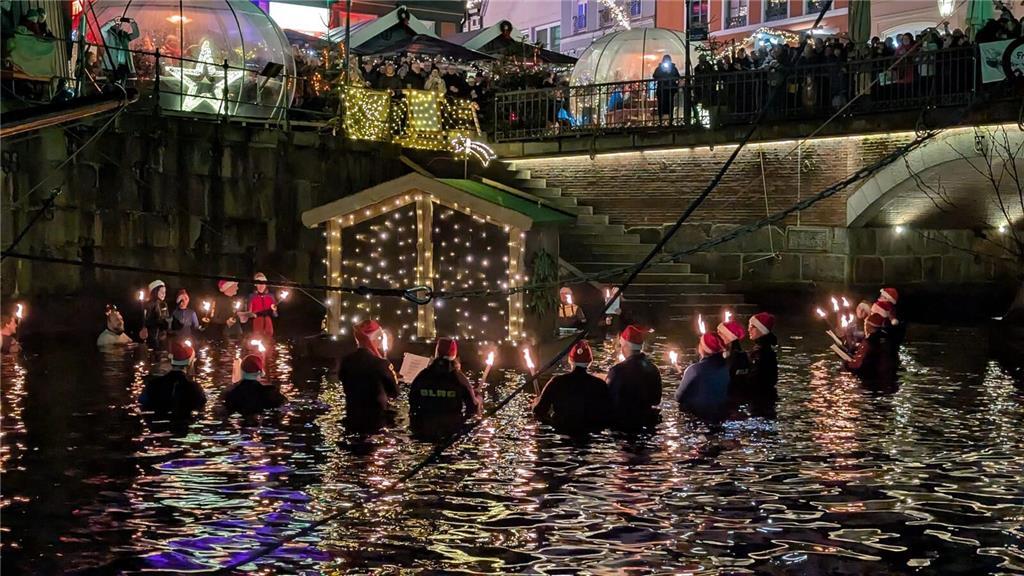 Winterfackelschwimmen der DLRG am Stader Fischmarkt.