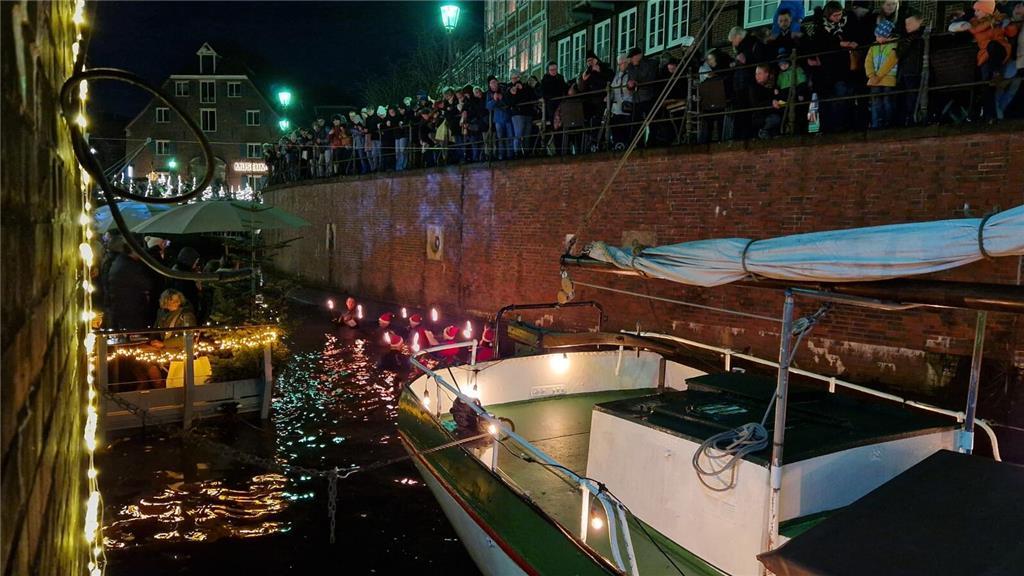 Winterfackelschwimmen der DLRG am Stader Fischmarkt.