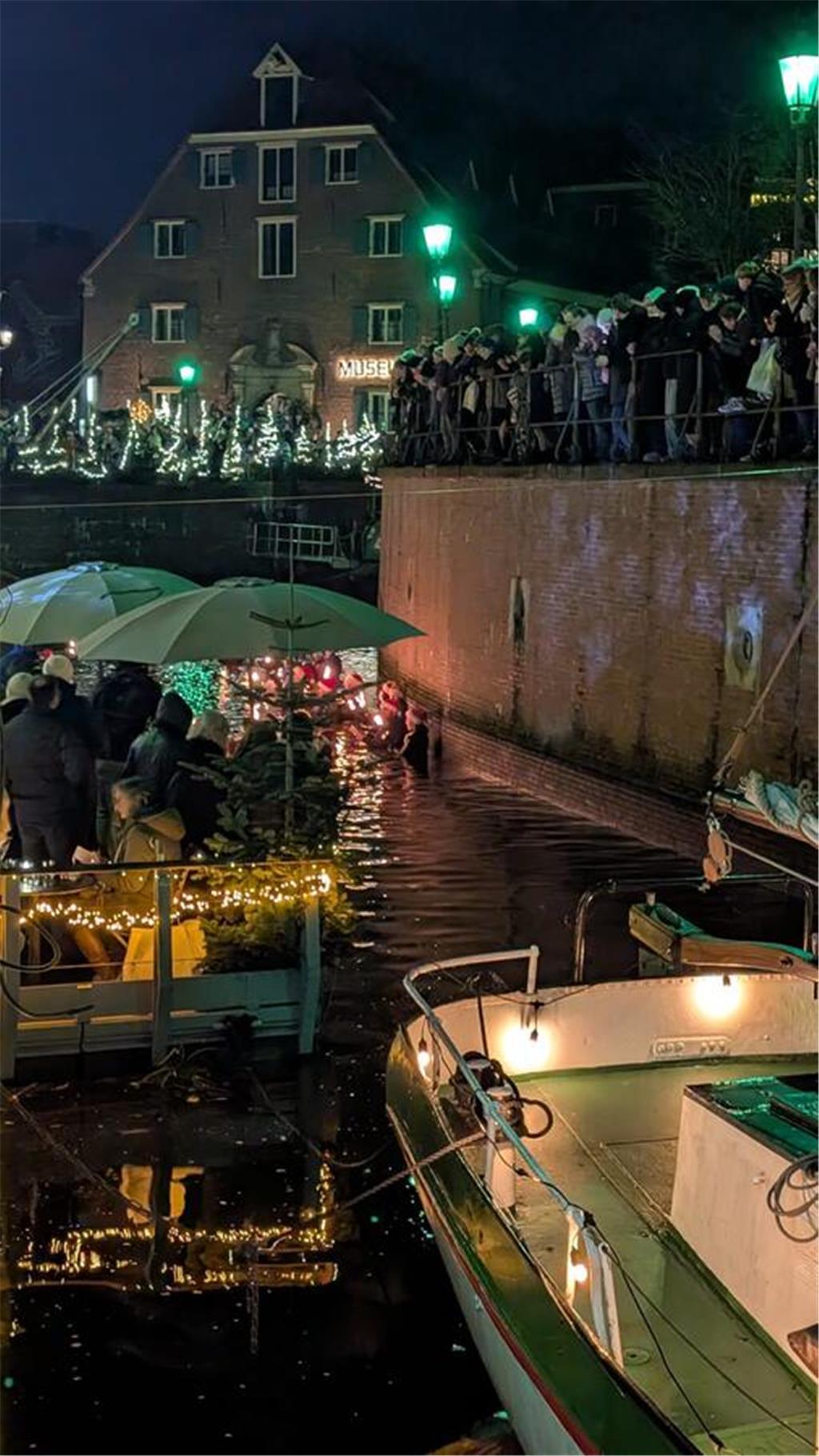 Winterfackelschwimmen der DLRG am Stader Fischmarkt.