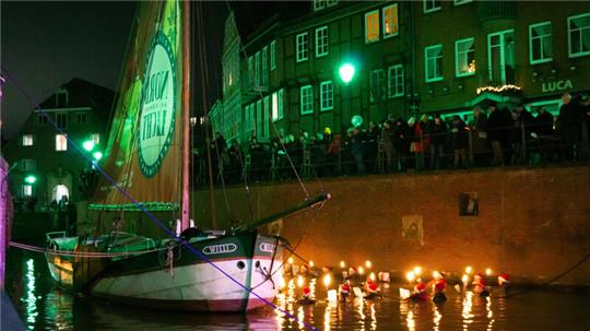 Winterfackelschwimmen im Hansehafen.