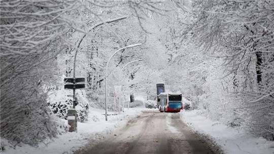 Winterglätte bringt Bus- und Bahnverkehr im Norden weiter durcheinander.
